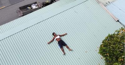 Dị nhân miền Tây thích 'nướng người' trên mái tôn giữa trưa 40 độ khiến cộng đồng mạng phát 'sốt'