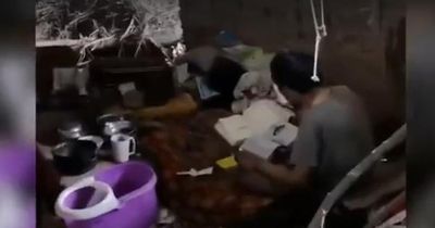 Người đàn ông bí ẩn sống trong hang động nhiều năm, ngày ngày chăm chú làm một việc