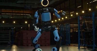 Robot Atlas của Hyundai phô diễn tuyệt kỹ bóng đá vắt chéo chân cực đỉnh