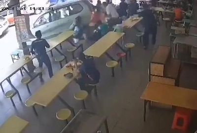 Thiếu niên 16 tuổi đạp nhầm chân ga, ô tô lao vào quán ăn khiến 11 người bị thương