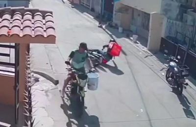 Pha đánh lái nghẹt thở của nam shipper ở tốc độ 60km/h, thoát nạn trong gang tấc