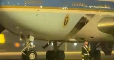 Chuyện đằng sau người lính Trung Quốc 'đứng như tượng' bên cạnh Air Force One của ông Trump