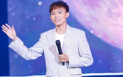 Ở quê Hồ Văn Cường có một bãi biển nổi tiếng với bãi cát đen dài hàng km