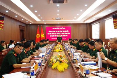 Thượng tướng Nguyễn Văn Gấu làm việc tại Bộ CHQS tỉnh Thanh Hóa