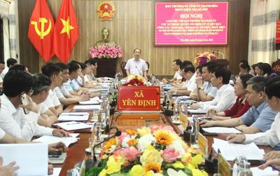Phó Chủ tịch Thường trực HĐND tỉnh Lê Tiến Lam kiểm tra việc thực hiện chính quyền địa phương 2 cấp