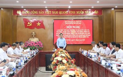 Chủ tịch UBND tỉnh Nguyễn Hoài Anh kiểm tra việc thực hiện chính quyền địa phương 2 cấp tại các xã, phường
