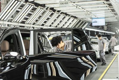 Sản xuất tại Trung Quốc giảm tốc, xuất khẩu vẫn là điểm sáng