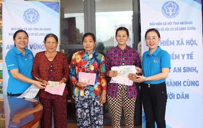 Người dân xã đảo nhận lại tiền bảo hiểm y tế