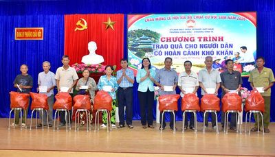 Tặng 200 phần quà cho người dân hai phường Châu Đốc và Vĩnh Tế