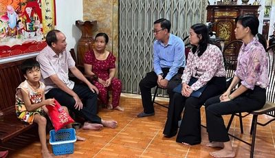 Thường trực Đảng ủy phường Long Xuyên tặng quà cho thiếu nhi dịp 1/6