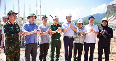 Bí thư Thành ủy Đà Nẵng Lê Ngọc Quang kiểm tra tiến độ trường học, tặng quà người dân khó khăn vùng cao