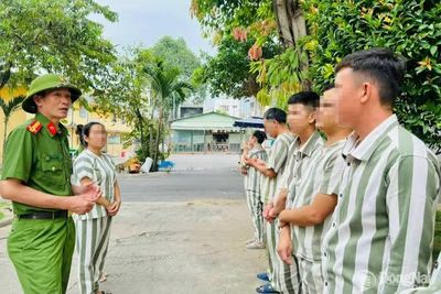 Niềm vui ngày trở về của những phạm nhân được đặc xá