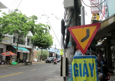 Biển báo giao thông bị lộn ngược