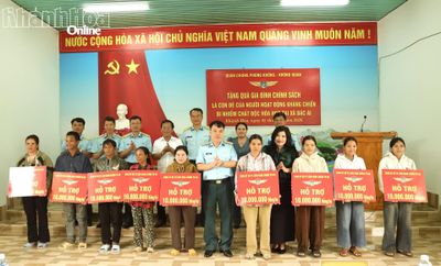 Thiếu tướng Vũ Đại Dương thăm, tặng quà gia đình chính sách tại xã Bác Ái