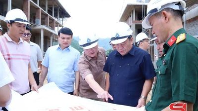 Đồng chí Phó Bí thư Tỉnh ủy, Chủ tịch Ủy ban MTTQ Việt Nam tỉnh làm việc tại xã Chiềng Khương