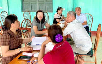 Phó Chủ tịch HĐND tỉnh Phạm Thị Minh Xuân kiểm tra việc thực hiện sắp xếp thôn tại xã Thái Bình