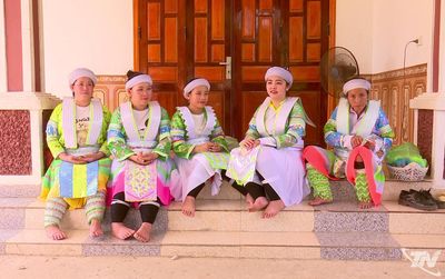 Gìn giữ trang phục truyền thống của phụ nữ dân tộc Mông