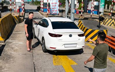 Tài xế tạt đầu chen hàng, dừng xe giữa trạm thu phí cao tốc để đấu khẩu