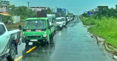 Mưa lớn gây ngập cục bộ, ùn ứ kéo dài trên quốc lộ 1 qua Cà Mau