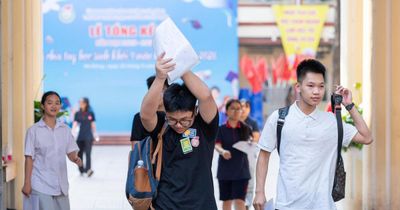 Hình ảnh đáng nhớ khép lại kỳ thi chuyên lớp 10 Hà Nội