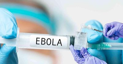 Bác sĩ chỉ '2 phút vàng' ngăn chặn nguy cơ lây nhiễm Ebola