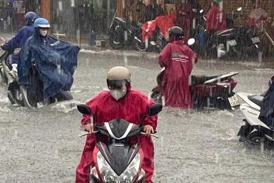 Quốc lộ 51 ở Đồng Nai ngập sâu sau mưa lớn