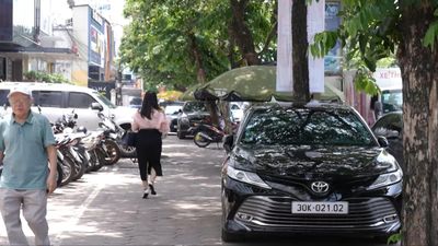 Lấn chiếm vỉa hè trên đường Hoàng Quốc Việt
