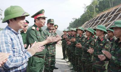 Trung tướng Trương Mạnh Dũng, Tư lệnh Quân khu 1 thăm, động viên cán bộ, chiến sĩ tham gia thi công cao tốc Đồng Đăng - Trà Lĩnh