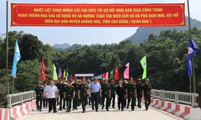 Quân khu 1 bàn giao công trình đã thi công rà phá bom mìn, vật nổ cho các xã trên địa bàn tỉnh