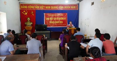 Trưởng Ban Tuyên giáo và Dân vận Tỉnh ủy Nông Thanh Tùng dự sinh hoạt tại Chi bộ xóm Bản Luộc, xã Nguyên Bình