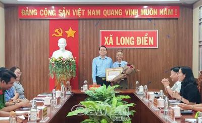 Đảng viên xã Long Điền nhận Huy hiệu 50 năm tuổi Đảng