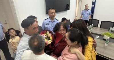 Nhờ bức thư của con trai, người mẹ 70 tuổi bật khóc đoàn tụ họ hàng sau hơn nửa thế kỷ xa quê khiến ai cũng nghẹn lòng
