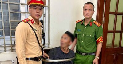Danh tính người đàn ông cầm bồ cào lao ra đường đe dọa, đập phá xe ở Hà Nội