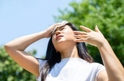 Nắng 40 độ C: Nhận biết sớm 3 tình trạng nguy hiểm kiệt sức, sốc nhiệt, đột quỵ