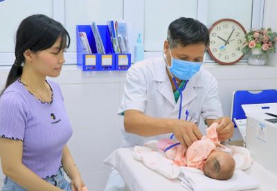 Cứu sống bé gái sinh non chỉ 900 gram sau hơn 3 tháng giành giật sự sống