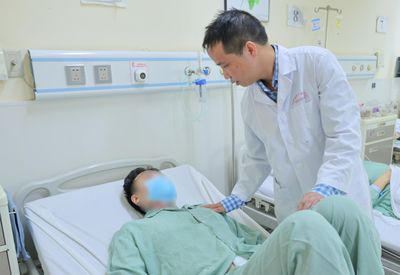 Đưa quả thận đứt rời ra ngoài sửa rồi ghép lại vị trí cũ