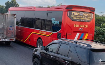 Từ clip trên mạng, CSGT xử phạt tài xế xe khách chạy vào làn khẩn cấp
