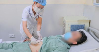 Quả thận 'dập nát' của nam bệnh nhân 31 tuổi được bác sĩ đưa ra ngoài cơ thể rồi ghép lại thành công