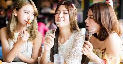 Phụ nữ từng sống thiếu thốn thường có 2 thói quen này khi ăn uống