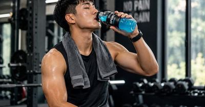 Tập luyện ngày hè: Khi nào nên dùng đồ uống thể thao thay vì nước lọc?