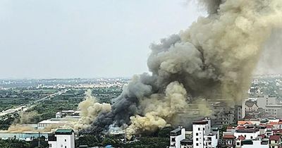 Cháy xưởng nhựa tại Hoài Đức, khói cuồn cuộn bốc cao hàng chục mét