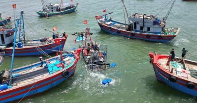 Chìm tàu cá công suất lớn gần cửa biển Nghệ An