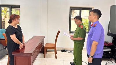 'Nữ quái' sinh năm 2k2 mang dao vào quán trà sữa chém người