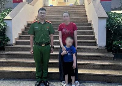 Kịp thời hỗ trợ bé trai đi lạc trong khu đô thị