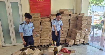 Giám sát tiêu hủy lô thực phẩm nhập lậu trị giá hơn 328 triệu đồng
