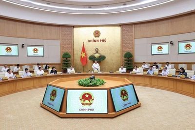Thủ tướng: Tiếp tục miễn, giảm thuế, phí… để 'khoan sức dân', tính toán kỹ việc tăng giá dịch vụ thiết yếu
