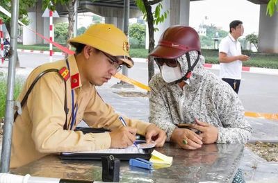Công an TP Hà Nội xử lý 170 trường hợp vi phạm trật tự ATGT đường sắt