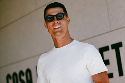 Vẻ đối lập của Ronaldo - Messi ngày hội quân World Cup