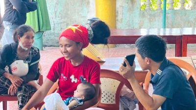 Quảng Trị: Hỗ trợ 3 mẹ con đi bộ 'xuyên Việt' giữa trời nắng nóng trở về nhà