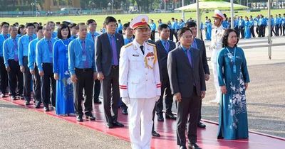 Đoàn đại biểu dự Đại hội XIV Công đoàn Việt Nam vào Lăng viếng Chủ tịch Hồ Chí Minh